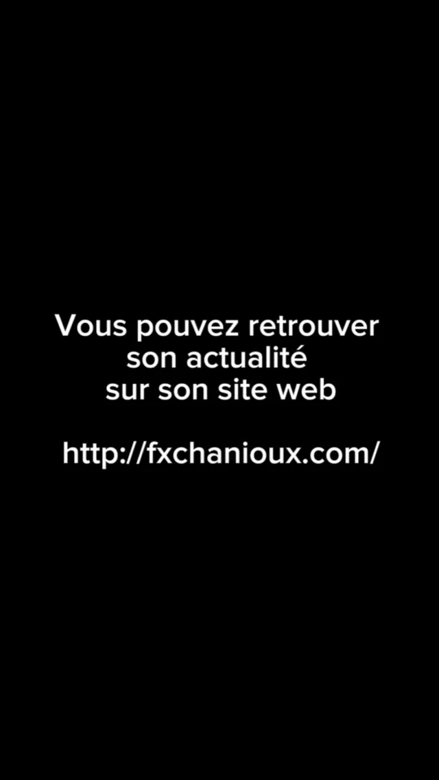 🎨 François-Xavier Chanioux est un artiste visuel français aux multiples talents : dessinateur, réalisateur, sculpteur, photographe. Son travail explore la frontière entre réalité et fiction à travers des installations, performances et dessins saisissants.

🖤 Il utilise le fusain, la pierre noire et le rehaut de blanc pour capturer la fugacité du vivant et le mouvement.

🏆 Lauréat du Prix Jean Asselbergs 2018, il a récemment exposé « Dù Nyùrä – Ce qui brûle doucement », une œuvre engagée sur l’acculturation en Nouvelle-Calédonie.

💬 On aime vraiment son univers, et vous pouvez retrouver quelques-unes de ses œuvres dans nos bureaux !

🔗 Pour en découvrir plus : fxchanioux.com